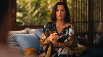 Jim Whompson Slipper Orchid Kimono Silk Kaftan Dress portée par Victoria Ratliff (Parker Posey) comme on le voit dans The White Lotus (S03E06)