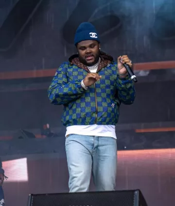 Louis Vuitton Light Wash Blue Flared Leg Jeans porté par Tee Grizzley sur le compte Instagram @teegrizzley