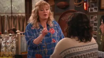 Johnny Was Mila Chemise surdimensionnée portée par Gabby (Melissa Peterman) comme on le voit dans Happy’s Place (S01E18)