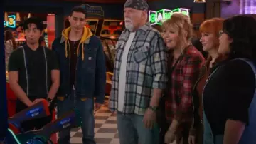 Veste en jean Sherpa Carhartt Relaxed Fit portée par Takoda (Tokala Black Elk) comme on le voit dans Happy’s Place (S01E18)