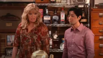 Frye And Co. Womens V Neck 3/4 Sleeve Blouse porté par Gabby (Melissa Peterman) comme on le voit dans Happy’s Place (S01E18)