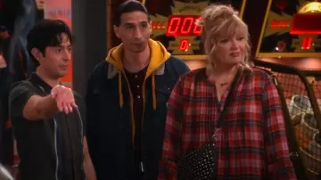 Style & Co Haut à manches nervurées imprimé à volants pour femmes porté par Gabby (Melissa Peterman) comme on le voit dans Happy’s Place (S01E18)