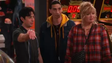 Polo rayé express porté par Steve (Pablo Castelblanco) vu dans Happy’s Place (S01E18)