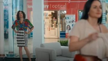 Blusa de seda con estampado abstracto de Louis Feraud usada por Judy Gemstone (Edi Patterson) como se ve en The Righteous Gemstones (S04E02)