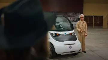 Vivienne Westwood Traje de pantalón con volantes para hombre color canela usado por Baby Billy Freeman (Walton Goggins) como se ve en The Righteous Gemstones (T04E02)