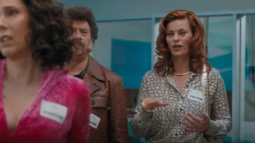 Proenza Schouler Chemise en soie imprimée crème à boutons sur le devant portée par Amber Gemstone (Cassidy Freeman) comme on le voit dans The Righteous Gemstones (S04E03)