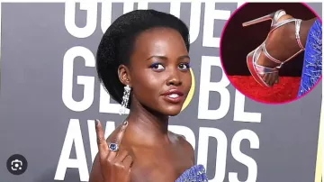 Sandalias de plataforma plateadas con correa en T usadas por Lupita Nyong'o en los Globos de Oro 2019