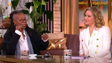 Kobi Halperin Jaxy Blazer usado por Sara Haines como se ve en The View el 24 de marzo de 2025