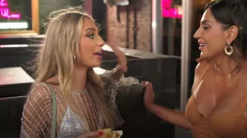 Suéter de ganchillo plateado metálico Fashion Nova Band usado por Maddi Reese como se ve en Southern Hospitality (S03E08)