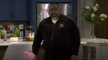 Veste de survêtement en velours T7 emblématique pour homme Puma portée par Calvin Butler (Cedric the Entertainer) comme on le voit dans The Neighborhood (S07E14)