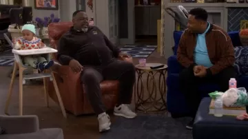 Puma Iconic T7 Velour Pants porté par Calvin Butler (Cedric the Entertainer) comme on le voit dans The Neighborhood (S07E14)
