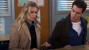 Sandro Pull avec col en jean porté par Gemma Johnson (Beth Behrs) comme on le voit dans The Neighborhood (S07E14)