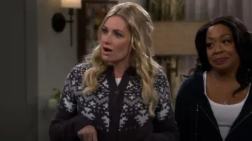 Cardigan Nydj Winter Fair Isle porté par Gemma Johnson (Beth Behrs) comme on le voit dans The Neighborhood (S07E14)