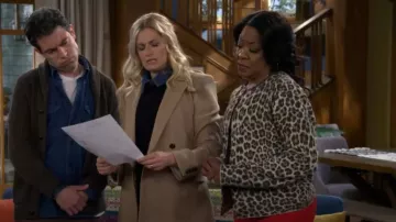 Maje Blazer à rayures à double boutonnage porté par Gemma Johnson (Beth Behrs) comme on le voit dans The Neighborhood (S07E14)