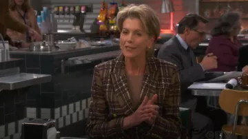 L’Agence Kenzie Blazer en tweed porté par Julianne (Wendie Malick) vu dans Night Court (S03E12)