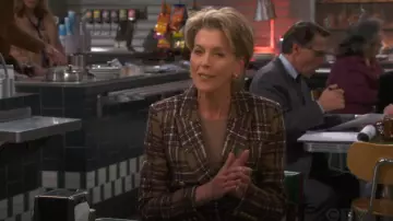 L’Agence Kenzie Blazer en tweed porté par Julianne (Wendie Malick) vu dans Night Court (S03E12)