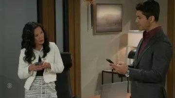 Veste en tweed à poche mangue portée par Caroline Lee (Ellie Wang) comme on le voit dans Beyond the Gates (S01E12)