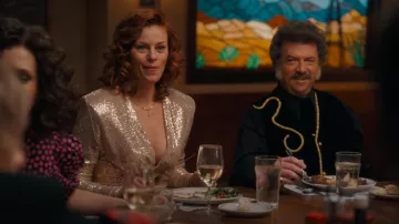Alexandre Vauthier Mini Vestido de Lentejuelas en Oro usado por Amber Gemstone (Cassidy Freeman) como se ve en The Righteous Gemstones (S04E03)