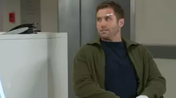 Rag and Bone Dexter Andrew Rib Organic Cotton Zip Cardigan porté par Derek Baldwin (Ben Gavin) comme on le voit dans Beyond the Gates (S01E16)