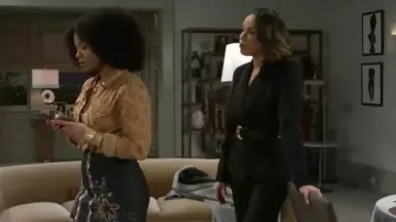 BDG chez Urban Outfitters Ariella Chemise western imprimée portée par Eva Thomas (Ambyr Michelle) comme on le voit dans Beyond the Gates (S01E16)