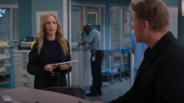 Bolso tote de cuero Rockstud de Valentino Garavani usado por Teddy Altman (Kim Raver) como se ve en Grey's Anatomy (T21E07)