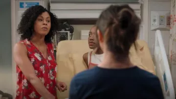 Le débardeur floral en soie Kooples Red Spring Flower porté par Simone Griffith (Alexis Floyd) comme on le voit dans Grey’s Anatomy (S21E08)