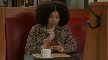 Blouson aviateur Evelyn bleu kimchi chez Urban Outfitters porté par Eva Thomas (Ambyr Michelle) comme on le voit dans Beyond the Gates (S01E17)