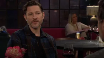 Schott NYC Camisa abotonada de franela de manga larga y dos bolsillos en azul / verde usada por Daniel Romalotti (Michael Graziadei) como se ve en The Young and the Restless el 11 de marzo de 2025