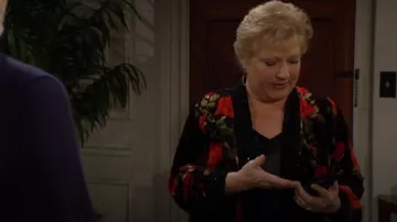 Manteau kimono en velours Johnny Was en Rosana porté par Traci Abbott (Beth Maitland) comme on le voit dans Les Feux de l’Amour le 14 mars 2025