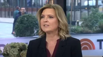 Cinq a Sept Khloé Blazer de manga fruncida usado por Christine Romans como se ve en Today el 25 de marzo de 2025