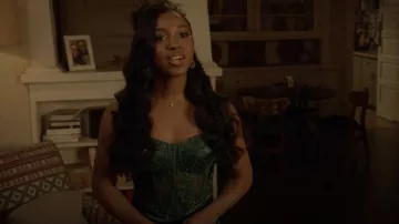 B. Darlin Robe à bretelles spaghetti en satin à paillettes en satin portée par Amina (Alexis Chikaeze) comme on le voit dans All American (S07E08)
