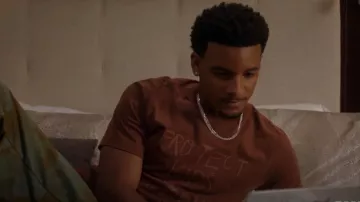 Chnge Uo Exclusive Protect Kids Tee porté par Kingston Jeremy (Nathaniel Logan McIntyre) comme on le voit dans All American (S07E08)
