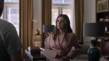 La Perla Robe courte en soie rose poudré portée par Sloane Killory (Elise Kibler) comme on le voit dans The Night Agent (S02E10)