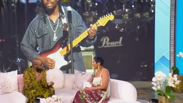 Pantalon Rick Owens Hollywood Lido porté par Wyclef Jean tel qu’on le voit au Tamron Hall Show le 26 mars 2025