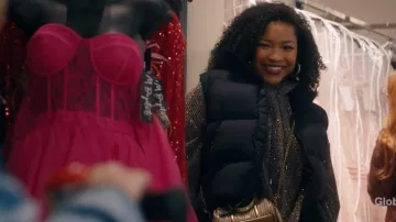 Sudadera Stine Goya Jesper en lentejuelas holográficas usada por Delilah (Laya DeLeon Hayes) como se ve en The Equalizer (T05E11)