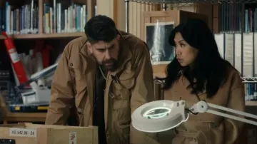 Chaqueta de mezcla de lana y seda Nanushka Satoyo en color camel usada por Melody 'Mel' Bayani (Liza Lapira) como se ve en The Equalizer (T05E12)