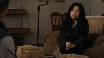 Chaqueta de lana gris de Acne Studios usada por Melody 'Mel' Bayani (Liza Lapira) como se ve en The Equalizer (T05E13)