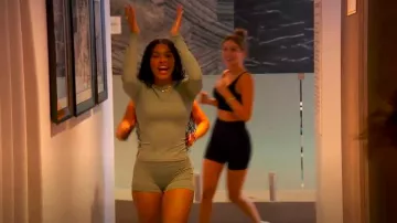 HGps8w Slim Fit Long Sleeve Sweatshirt With High Waisted Biker Shorts Sweatsuits worn by Vicky Nyamuswa as seen in The Bachelor (S29E02)