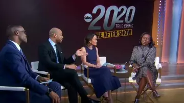 Celine Claude Sandales à bride en T en cuir argenté portées par Deborah Roberts comme on le voit dans Good Morning America le 25 mars 2025