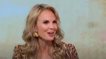 Boucles d’oreilles Liv Bella Vita Magnolia Pearl Shell Flower portées par Grace Elisabeth Hasselbeck comme on le voit dans Good Morning America le 26 mars 2025