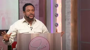 Honorer le cadeau Legacy Eyelet Shirt porté par Jawn Murray tel qu’on le voit à Sherri le 24 mars 2025