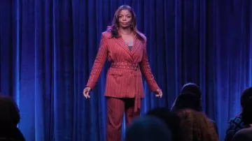 Blazer nonchalant Label Axel porté par Ava Coleman (Janelle James) comme on le voit dans Abbott Elementary (S04E19)