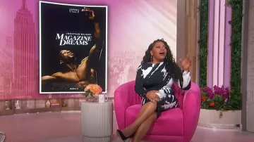 Robe midi en tricot froncé à col montant de la collection Vivica A. Fox portée par Sherri Shepherd, vue à Sherri le 25 mars 2025