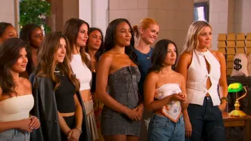 Showpo Erline Vestido de mezclilla sin tirantes asimétrico en negro lavado usado por Zoe McGrady como se ve en The Bachelor (S29E03)