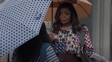Blouse à imprimé géométrique Zara portée par Ava Coleman (Janelle James) comme on le voit à l’école primaire Abbott (S04E19)