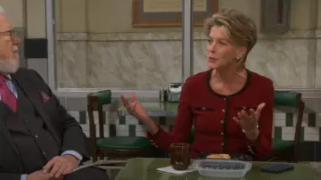 Veste en tweed rouge St John portée par Julianne (Wendie Malick) comme on le voit dans Night Court (S03E13)