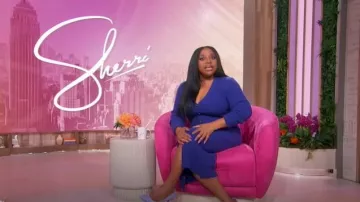 Boucles d’oreilles Liv Bella Vita Magnolia Pearl Shell Flower portées par Elisabeth Hasselbeck comme on le voit à Sherri le 27 mars 2025