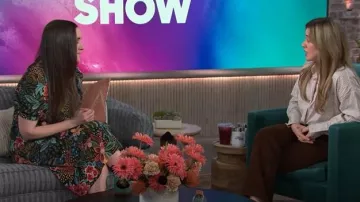Vestido midi con cuello anudado con estampado floral de Julia Jordan usado por Kate Milligan como se vio en The Kelly Clarkson Show el 24 de marzo de 2025