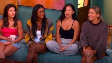 Lululemon Softstreme Pull-Sleeve Voluminous-Sleeve en Espresso porté par Natalie Phillips comme on le voit dans The Bachelor (S29E03)