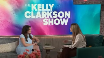 Vestido de punto de crepé drapeado Dopaga de Acne Studios usado por Barbie Ferreira como se ve en The Kelly Clarkson Show el 24 de marzo de 2025